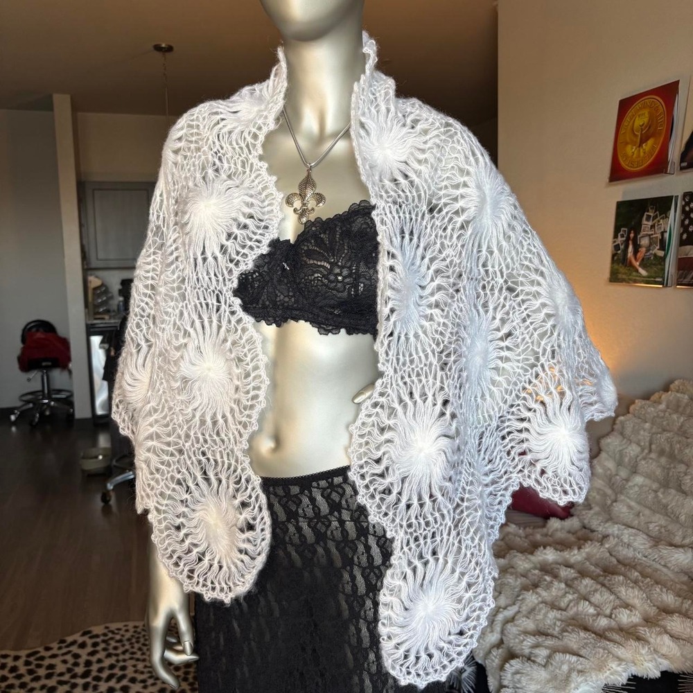 Vintage‎ White Hand Knit Floral Open Knit Shawl Wrap Scarf Cottagecore Bridal 🌿